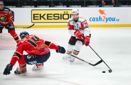 Niklas Sundström, Modo