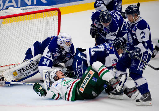 Ted Brithén, Rögle, omringad av spelare från Leksand