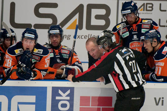 Janne Karlsson, tränare, pratar med domare