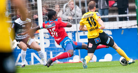 Joseph Baffo, Helsingborg, kamp om bollen med Pär