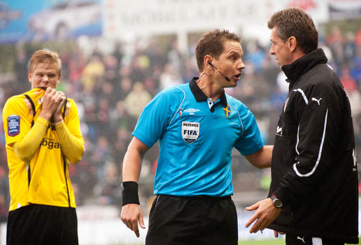 Martin Strömbergsson, domare pratar med Sven Andersson,