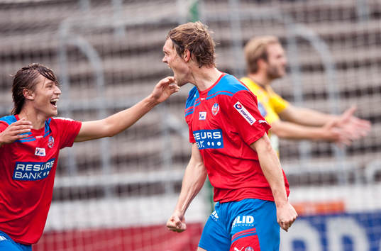 1-0 Thomas Sörum, Helsingborg, som grattas av Simon Thern,