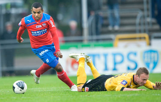 Alvaro Santos, Helsingborg, får Marcus Ekenberg, Mjällby,