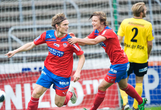 1-0 Thomas Sörum som grattas av Simon Thern, Helsingborg,