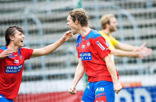 1-0 Thomas Sörum som grattas av Simon Thern, Helsingborg,