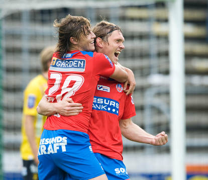 1-0 Thomas Sörum, Helsingborg, som grattas av Simon Thern,