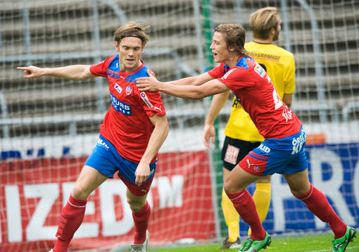 1-0 Thomas Sörum, Helsingborg, som grattas av Simon Thern,
