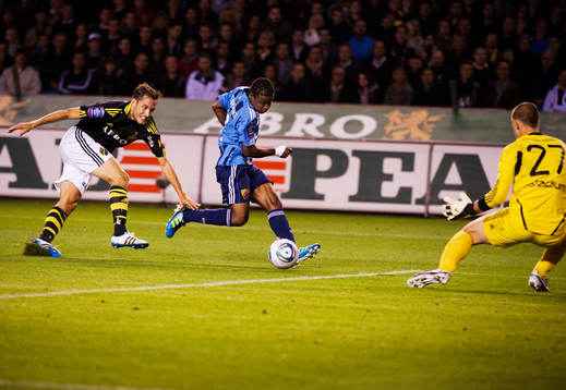Niklas Backman, AIK, förlorar en närkamp med Kennedy