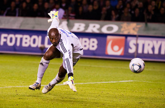 Pa Dembo Touray, målvakt, Djurgården, slänger sig