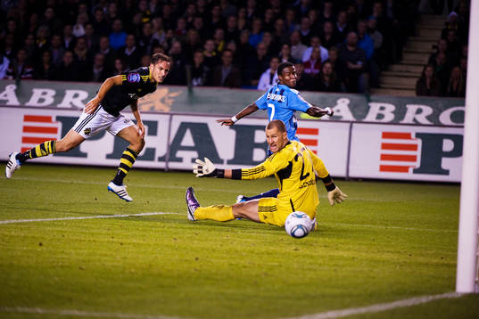 Kennedy Igboananike, Djurgården, gör 0-1 bakom Ivan