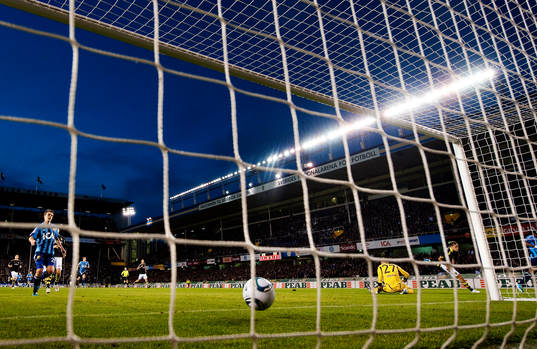 Kennedy Igboananike, Djurgården, gör 0-1 bakom Ivan