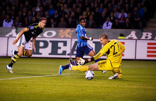 Kennedy Igboananike, Djurgården, gör 0-1 bakom Ivan