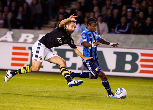 Niklas Backman, AIK, förlorar en närkamp med Kennedy