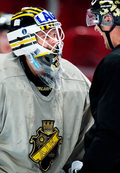 Viktor Fasth, målvakt, AIK, skrattar ihop med Dick