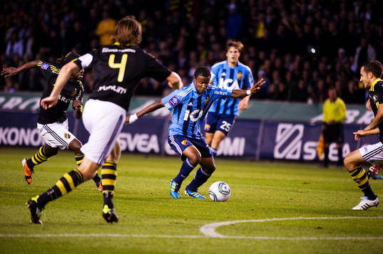 Kennedy Igboananike, Djurgården, utmanar framför mål