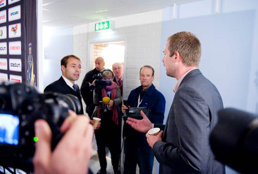 Magnus Pehrsson, tränare Djurgården konfronterar AIKs
