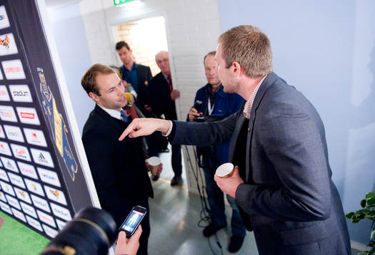 Magnus Pehrsson, tränare Djurgården konfronterar AIKs