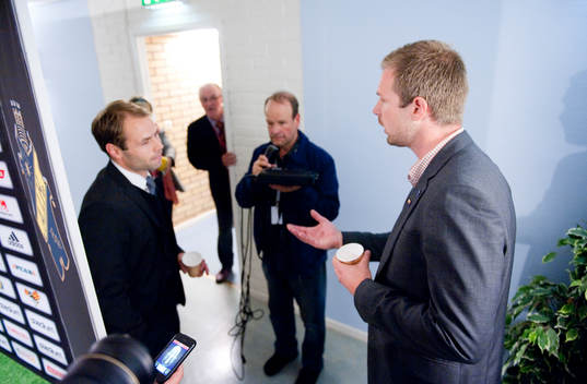 Magnus Pehrsson, tränare Djurgården konfronterar AIKs