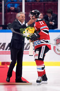 Anders Olsson delar ut blommor till Morten Green, Malmö