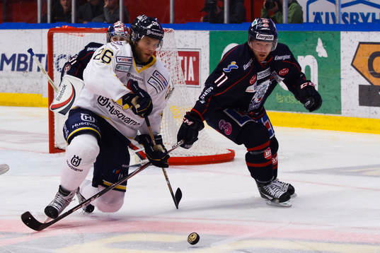 Kamil Piros, HV71 med pucken framför Christian Engstrand,