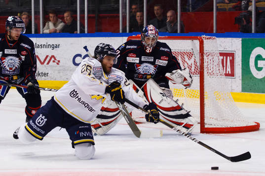Kamil Piros, HV71 med pucken framför Christian Engstrand,