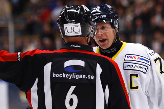 Johan Davidsson, HV71, var inte överens med domaren vid