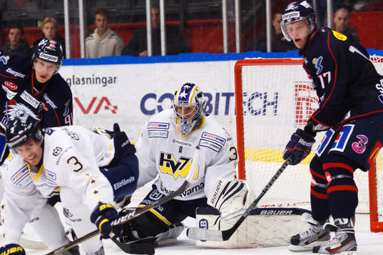 Andreas Andersson, målvakt, HV71. Framför honom Noah