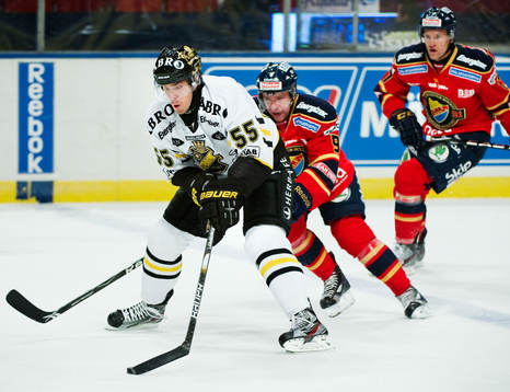 Linus Videll, AIK, tar sig framåt
