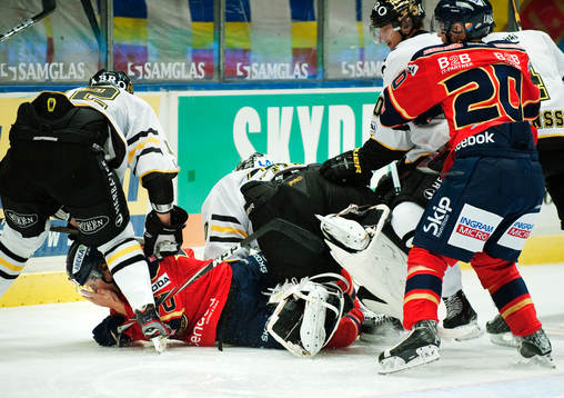Viktor Fasth, målvakt, AIK, ger sig på Mario Kempe,