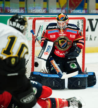 Gustaf Wesslau, målvakt, Djurgården, motar ett skott