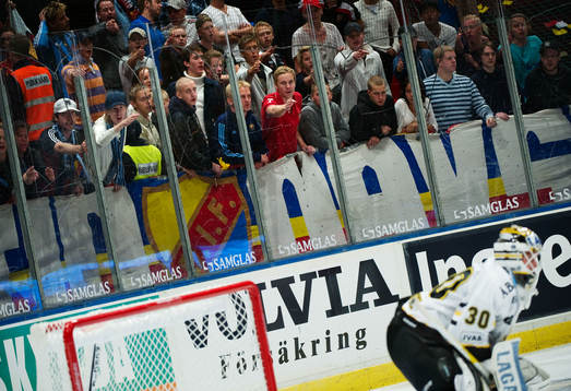 Djurgårddklacken hånar Viktor Fasth, målvakt, AIK