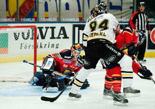 Patric Blomdahl, AIK, oroar framför Gustaf Wesslau,