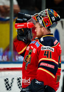 Gustaf Wesslau, målvakt, Djurgården, sprutar vatten i