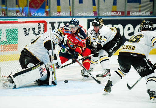 Mattias Carlsson, Djurgården, oroar framför Viktor Fasth,