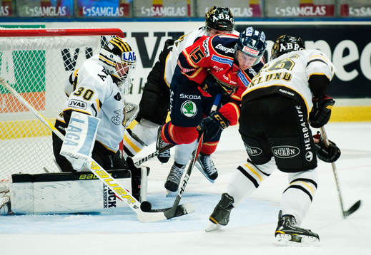 Mattias Carlsson, Djurgården, oroar framför Viktor Fasth,