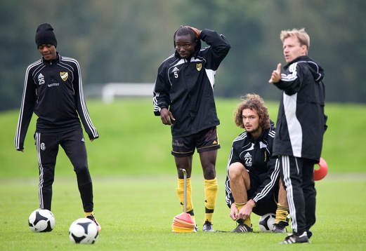 Sandile Hadebe,  Dauda Kanu och Filip Turn lyssnar på