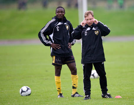 Dauda Kanu och Stefan Jansson, tränare