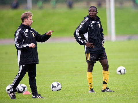 Dauda Kanu och Stefan Jansson, tränare. Instruktion,