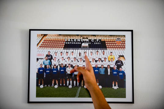 Joachim Björklund pekar ut sig själv på ett lagfoto