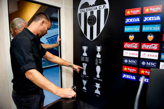 Joachim Björklund visar Valencias meriter