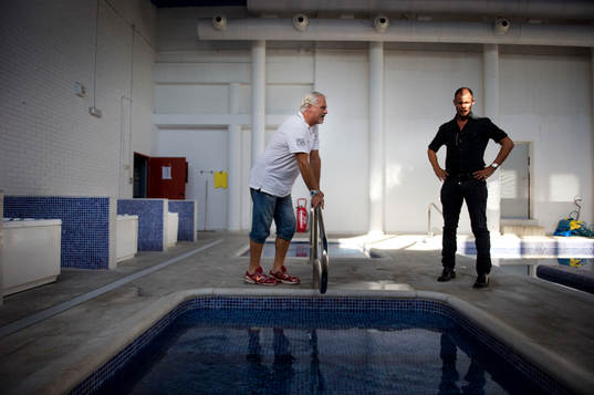 Glenn Hysén och Joachim Björklund vid poolen