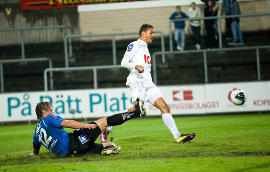 Mathias Ranégie, Malmö, skjuter in 1-0 målet