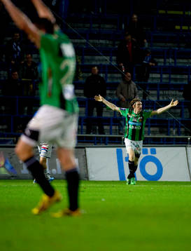 Markus Gustafsson, Gais (i bakgrunden) har gjort 1-0. Jubel