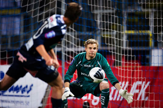 Mikael Dahlberg, Gefle, nickar bollen mot Niklas Westberg,