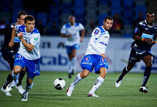 Imad Khalili, Norrköping, passar bollen framåt i ett