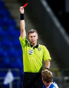 Daniel Stålhammar, domare, delar ut ett rött kort till