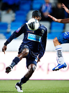 Yussif Chibsah, Gefle, kontrollerar bollen