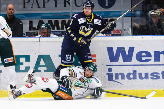 Rickard Wallin, Färjestad, liggande på isen nedanför