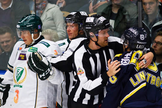 Bråk, slagsmål, här bl.a. Johan Lindström, HV71