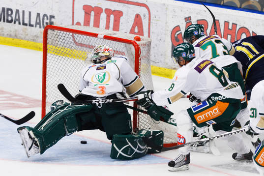 Pucken går in mellan benen på Cristopher Nihlstorp,
